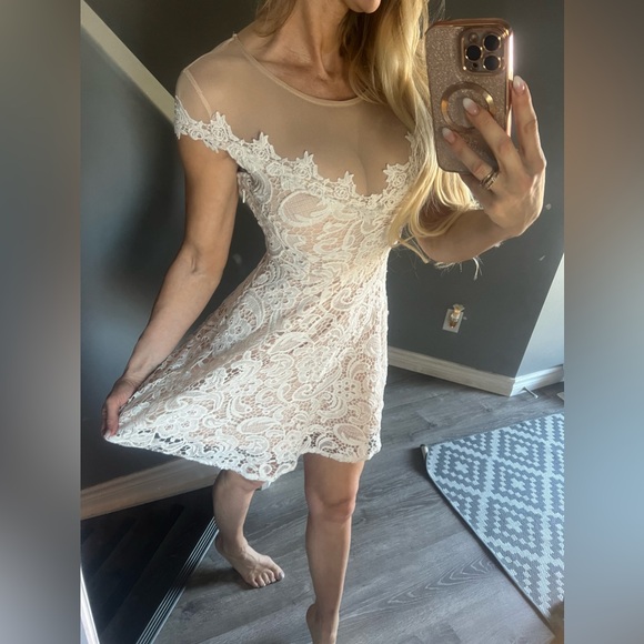 White lace mini dress - Picture 2 of 8